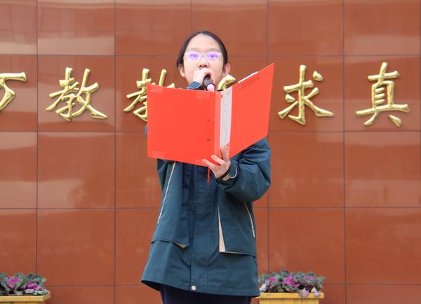 5李昱彤同学进行国旗下演讲 5李昱彤同学进行国旗下演讲